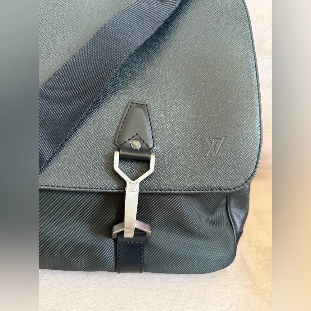 Authentic Louis Vuitton Taiga Green Delsu Epicea Shoulder Messenger Bag - Picture 5 of 17